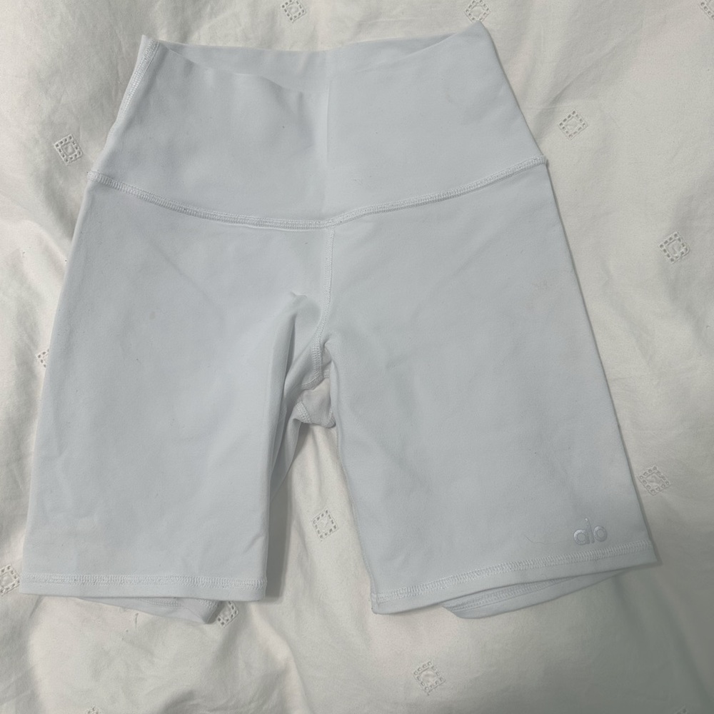 Alo Yoga White 7” High Rise XS Biker Shorts
